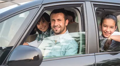 Père avec enfant souriants en voiture